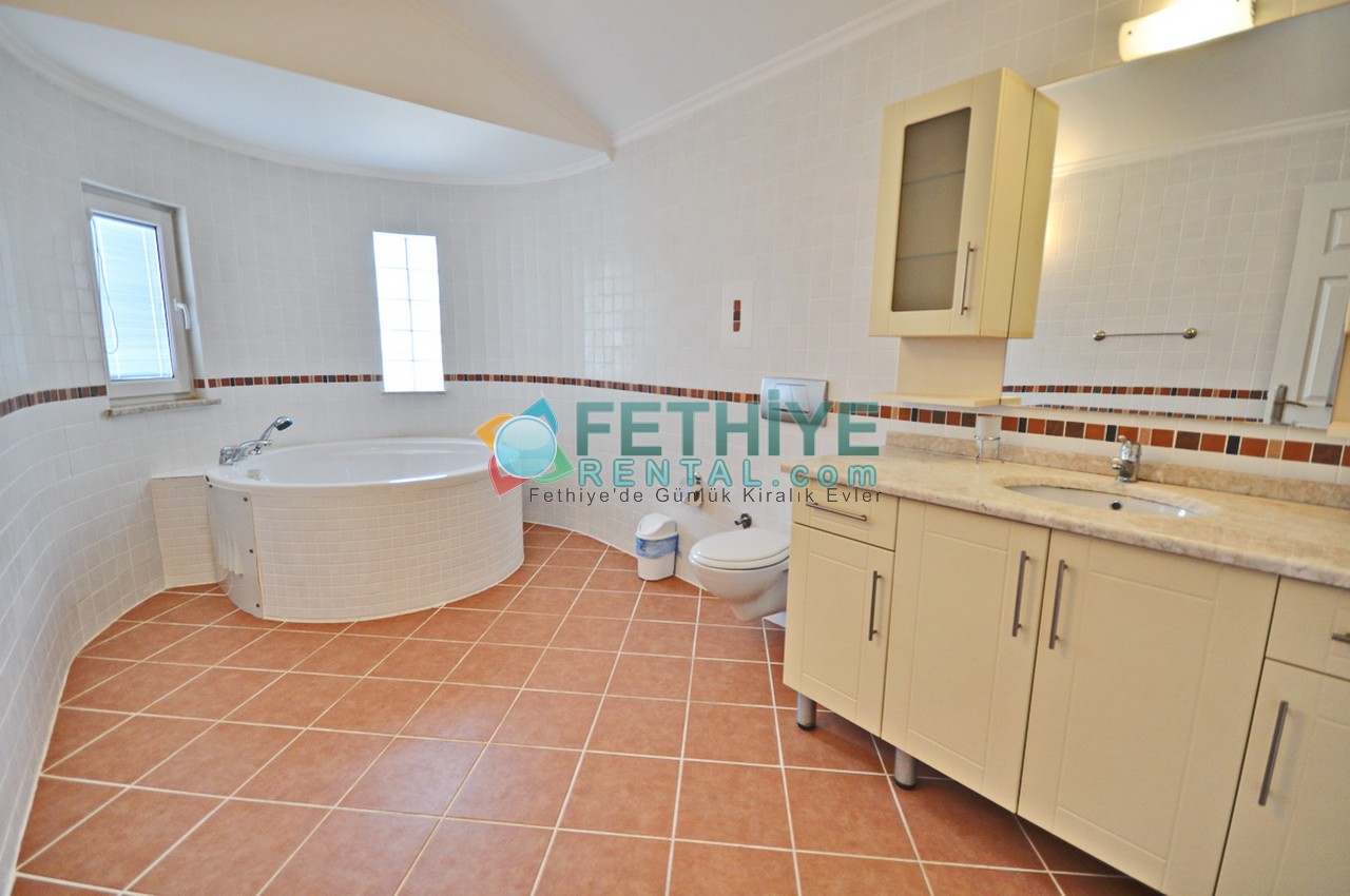 Kiralık denize sifir ev Fethiye denize sıfır eşyalı yazlık Daire